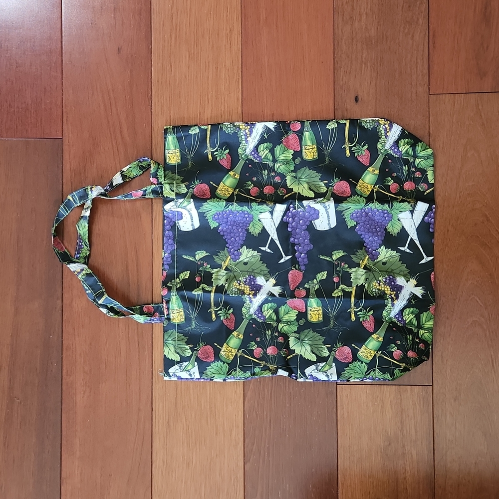 NWOT Purple/black/green grape/wine reusable plastic tote bag. One size.